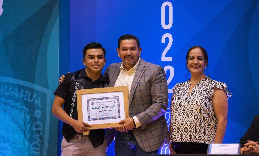 Reconocen a Cruz Pérez Cuéllar como «Venado Honorario» por su apoyo al Colegio de Bachilleres&nbsp;11