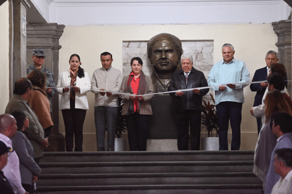 La titular del Poder Ejecutivo, Margarita González Saravia, realizó el corte simbólico de listón en la nueva ubicación del busto del “Siervo de la Nación”, en la parte superior de la escalinata del Palacio de Gobierno