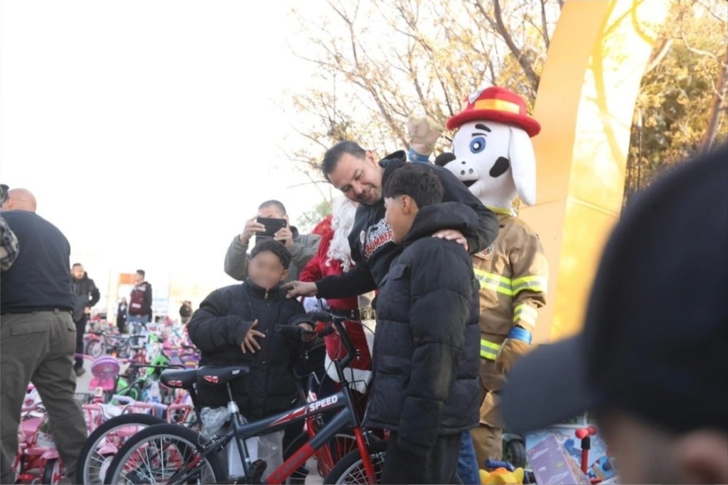 Cruz Pérez Cuéllar encabeza entrega de juguetes en tradición&nbsp;navideña
