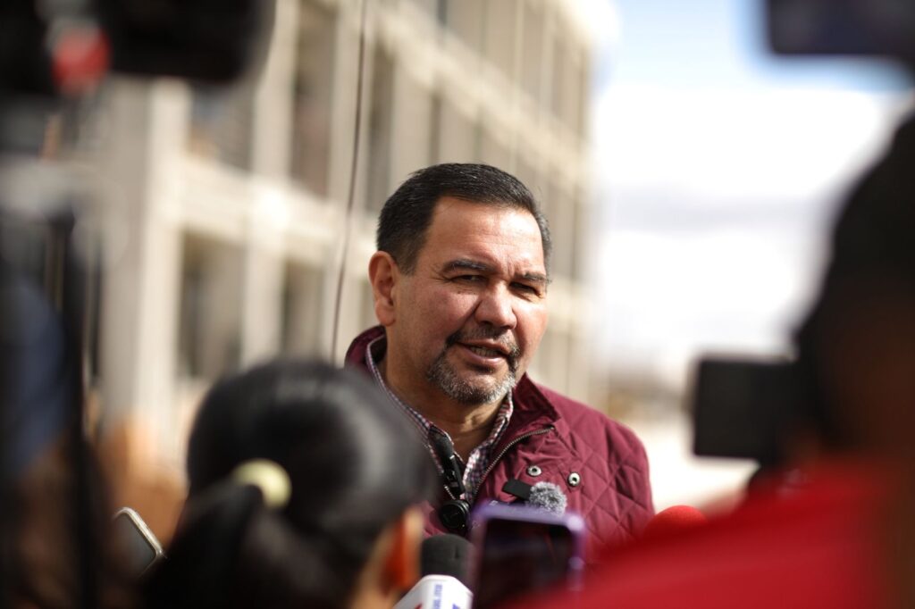 Entrega Pérez Cuéllar mobiliario escolar que beneficia a más de 42 mil alumnos