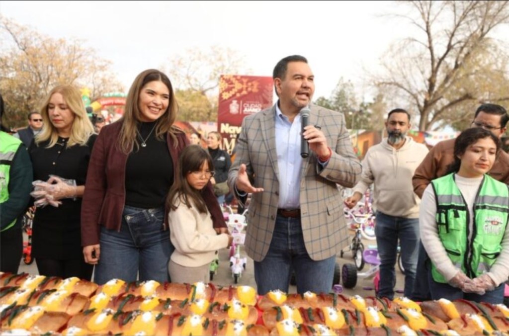 Cruz Pérez Cuéllar comparte Rosca de Reyes y regalos con familias&nbsp;juarenses