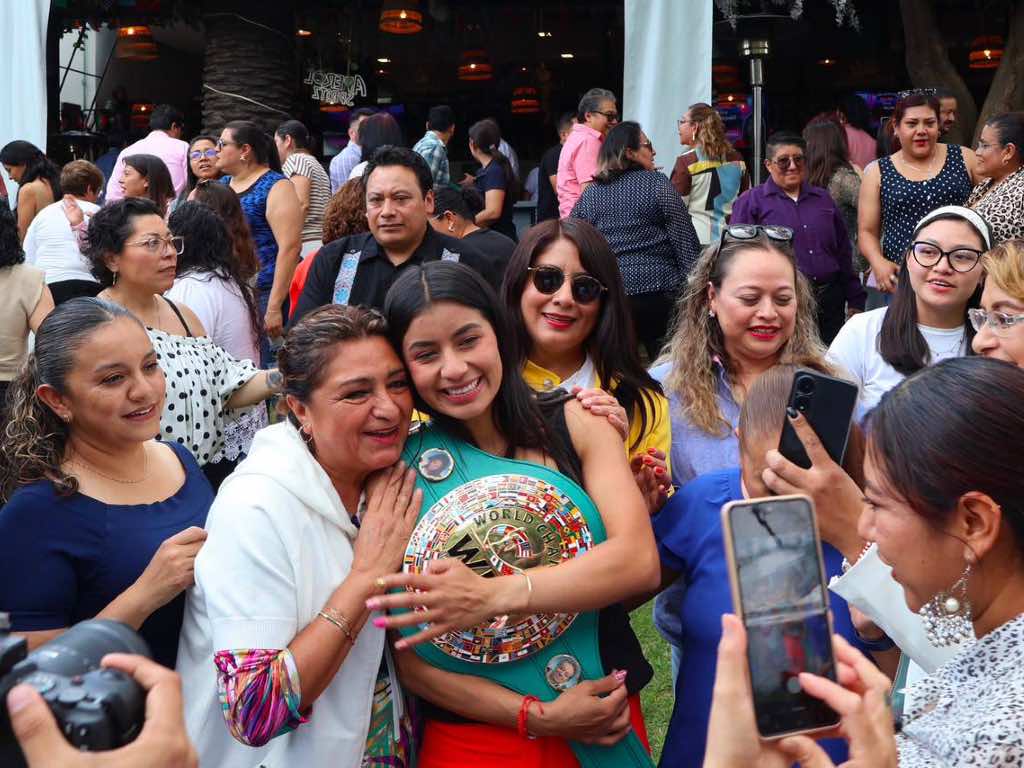 Gaby “La Bonita” Sánchez refrenda su compromiso con la educación y el deporte ante el magisterio poblano