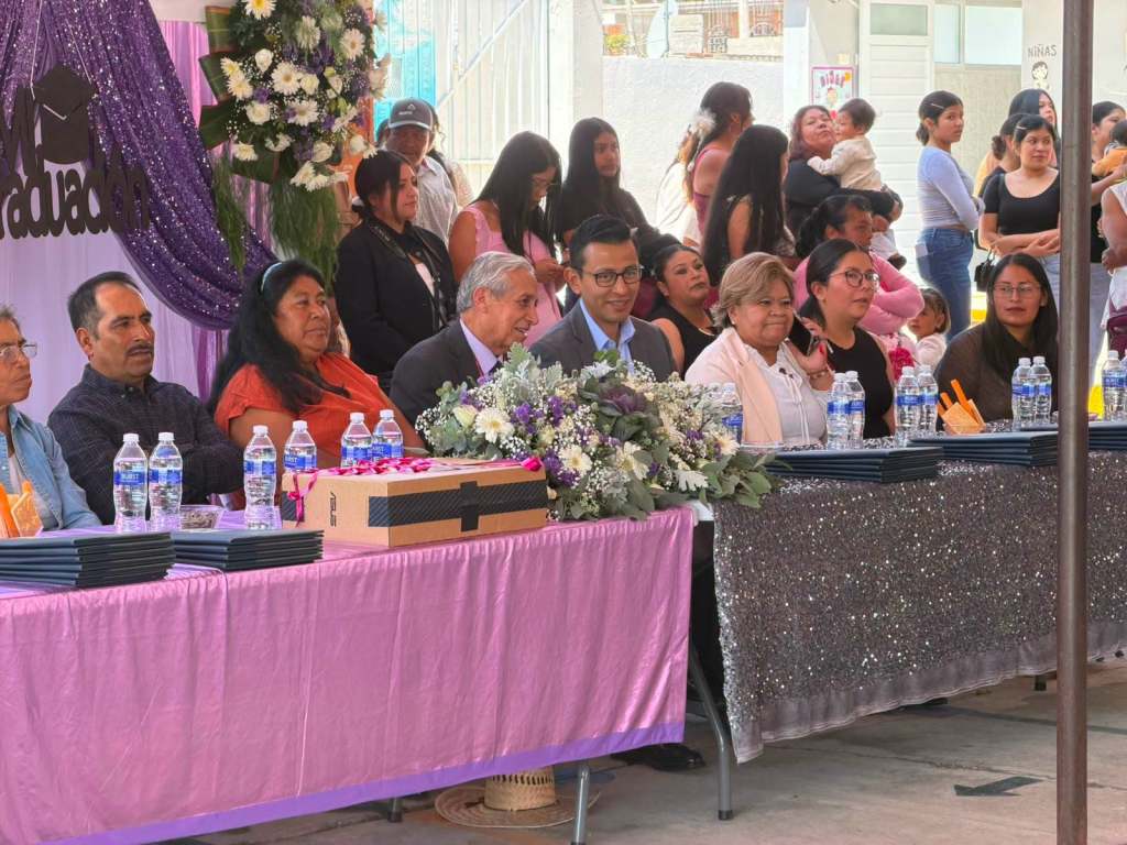 Miguel Tona Aguilar fortalece la cercanía con las familias durante ceremonia de graduación en Tepeaca