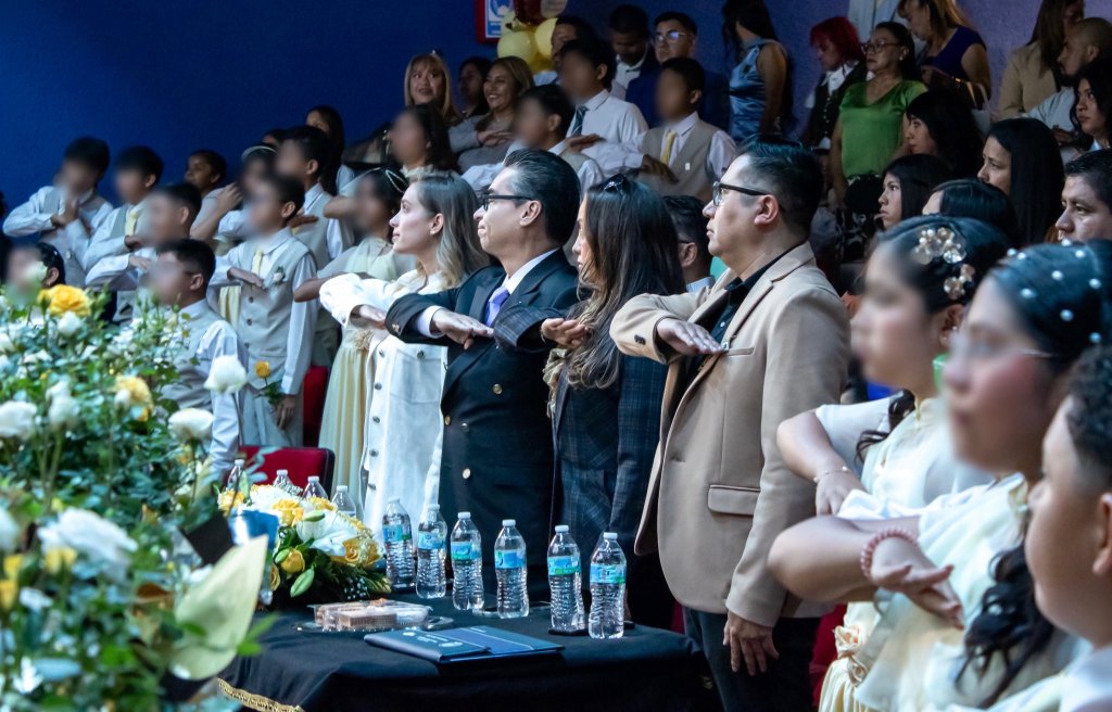 Rafa Moreno Valle Buitrón acompaña como padrino la graduación de la Escuela Primaria Otilio Montaño